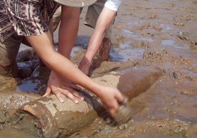 Di danh ca, phat hien qua bom dai 1m duoi song Dong Nai hinh anh