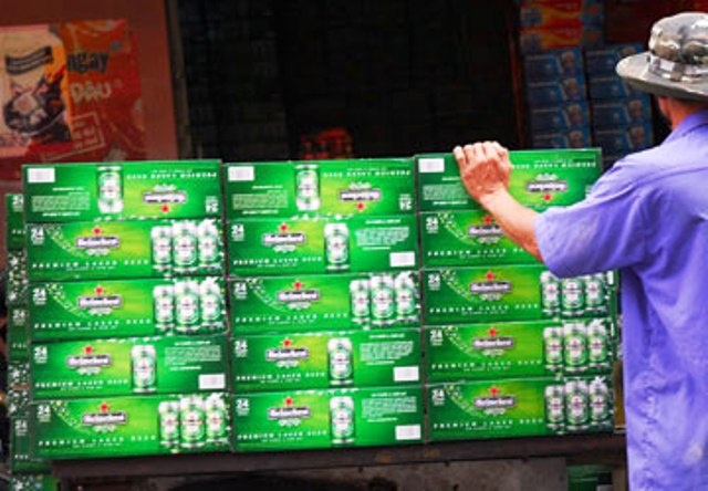 Hai thanh nien di cuop 4 thung bia bi bat hinh anh