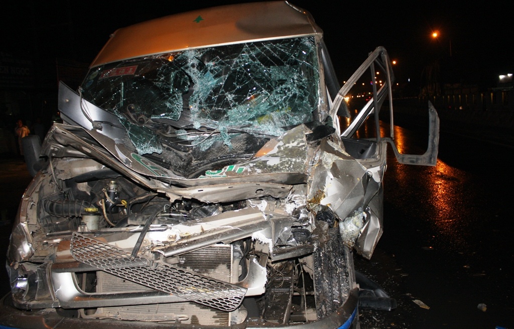 Gay tai nan roi bo chay, o to khach tong thang vao xe tai hinh anh