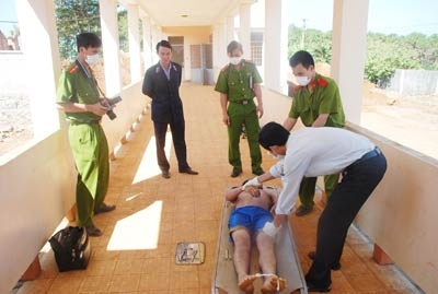 Ghen tuong, xach dao dam 2 nguoi thuong vong hinh anh
