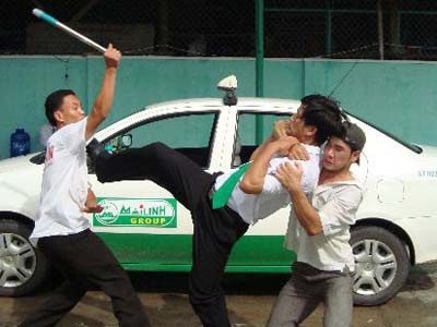 Hang tram nguoi dan vay bat 2 ten cuop taxi hinh anh