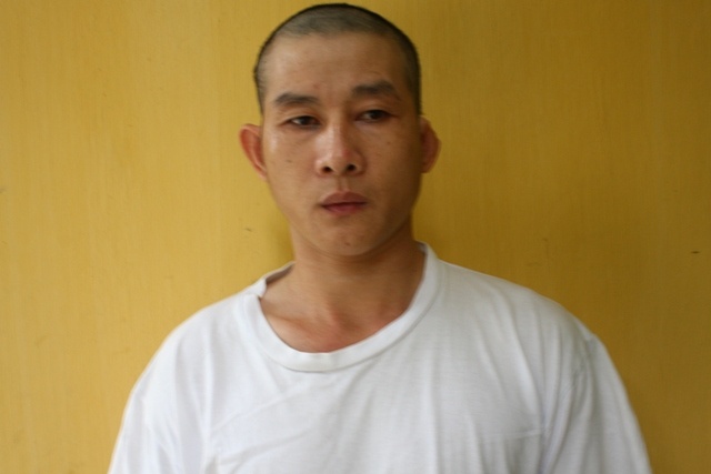 'Dai ca' dap chai bia vao mat dan em vi... nhau kem hinh anh