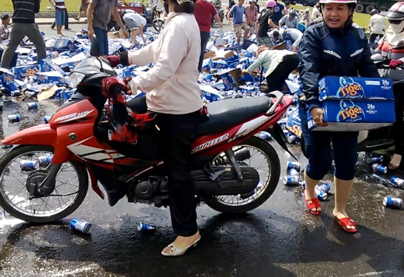 Can canh nguoi dan tranh nhau hoi cua khi o to gap nan hinh anh