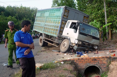 Xe tai gay tai nan, 7 nguoi thuong vong hinh anh