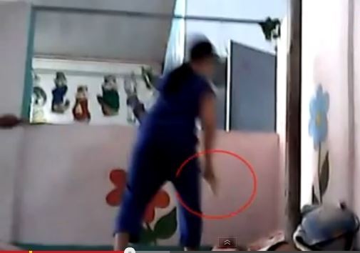 Co giao dung dep, thia danh vao mat tre hinh anh