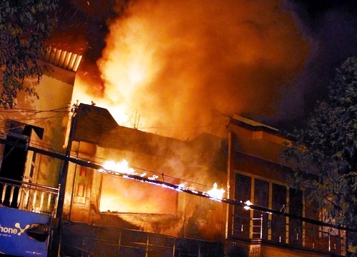 Tiem boc yen xe chim trong bien lua, 5 nguoi chet chay hinh anh