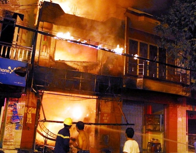 Bat luc gao khoc nhin 4 nguoi than bi lua thieu chet hinh anh