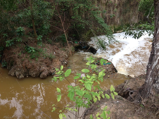 Bao mau bat can, be gai 11 thang chet tham duoi muong hinh anh