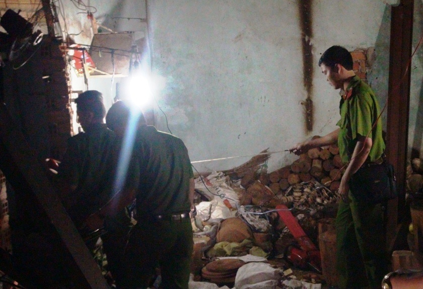 No tung dau dan trong xuong go, ong chu dut lia canh tay hinh anh