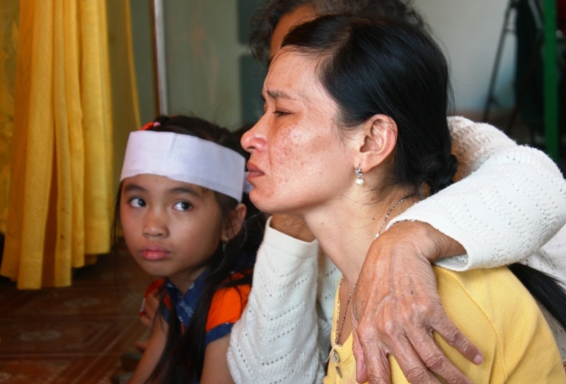 Me khoc doi con chet duoi o Can Gio hinh anh