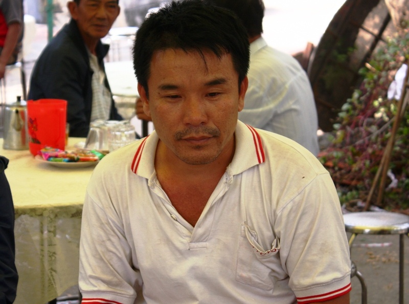 Noi long nguoi cha nhin thay xac con tren bien hinh anh