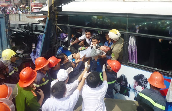 Tong xe lien hoan tai Dong Nai, tai xe chet trong cabin hinh anh