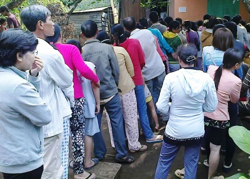 Hang tram nguoi xep hang cho 'thanh' 9 tuoi so vao dau hinh anh