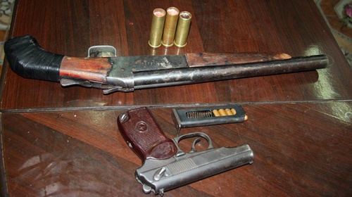 Dang an toi ben duong, 2 co gai bi ban trong thuong hinh anh