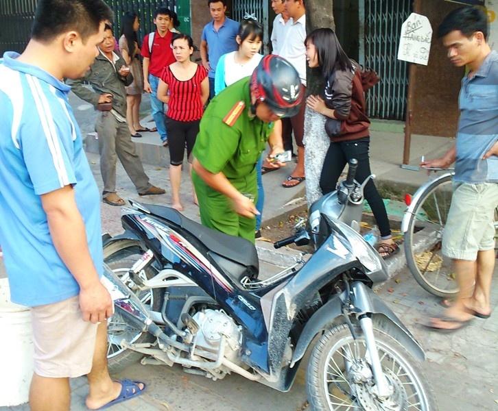Nam thanh nien truy duoi ten trom xe may hinh anh