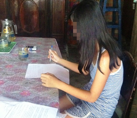 Co gai tre bi con bac hiep dam, cuop tai san hinh anh