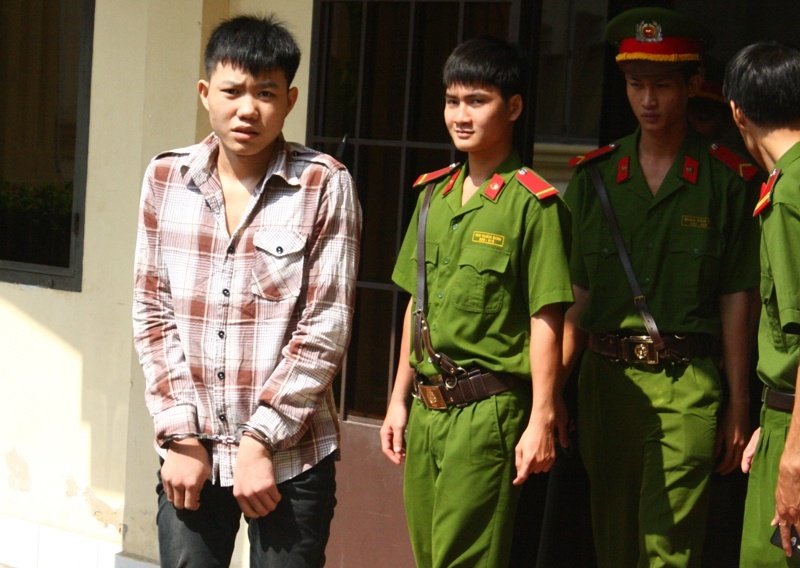 Anh trai 15 tuoi dung dao de doa de cuong hiep em gai hinh anh