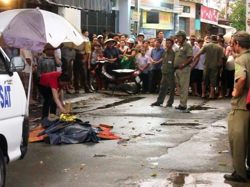 Em trai chem chet chi ruot vi lon gao hinh anh