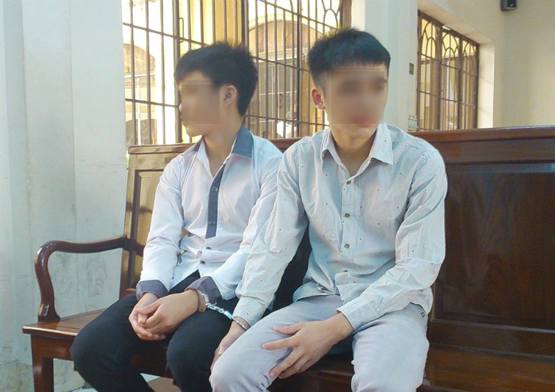 Be gai 12 tuoi nhau say bi 2 ban trai cuong buc hinh anh