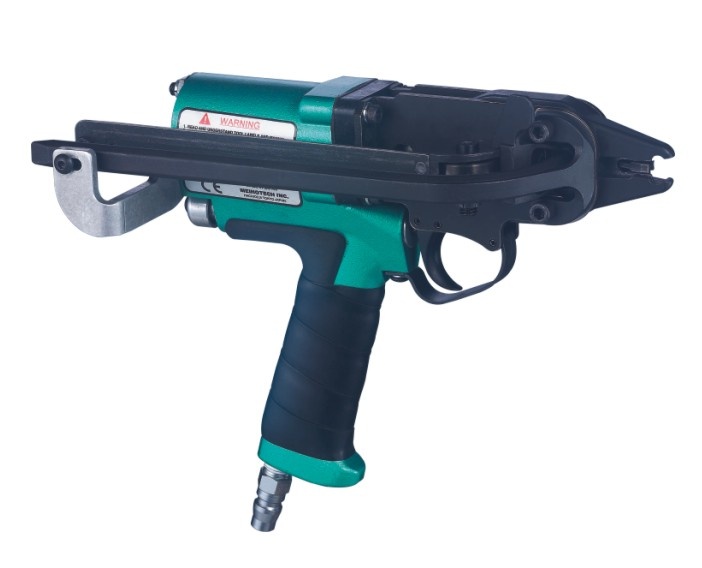 Be 6 tuoi bi 'dan' dinh xuyen vao nguc hinh anh