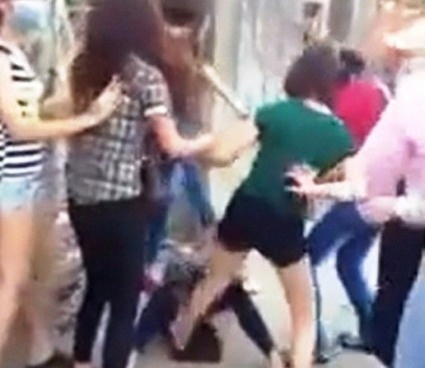 Nu sinh danh hoi dong o Bien Hoa do cai nhau tren Facebook hinh anh