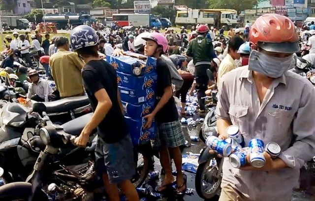 De nghi truy to 2 nguoi dung xe ba gac hoi bia hinh anh