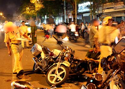 Nam thanh nien tong xe lien tiep vao canh sat bi khoi to hinh anh