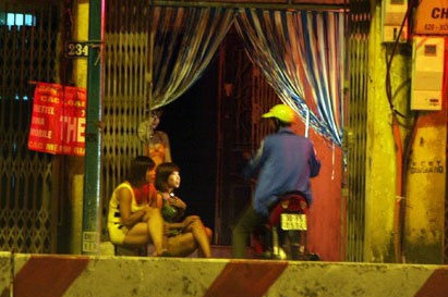 Buoc truot toi loi cua nu cong nhan que mua hinh anh