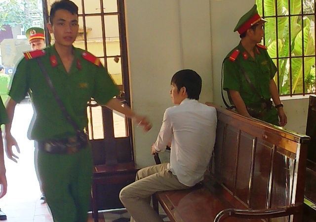 Ga cu nhan dinh giet ban gai roi tu van vi bi choi yeu hinh anh