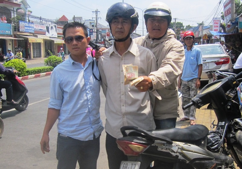 Bat ke dung tien gia lua nguoi tan tat ban ve so hinh anh