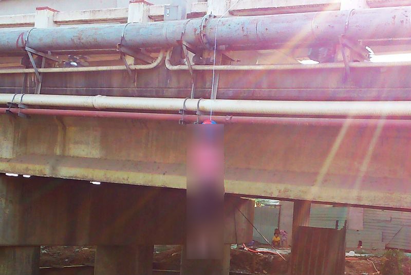 Nam thanh nien doi mu bao hiem treo co tren thanh cau hinh anh