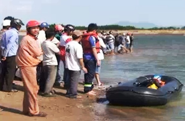 Dung ruot o to lam xuong cau ca, 2 anh em chet duoi hinh anh