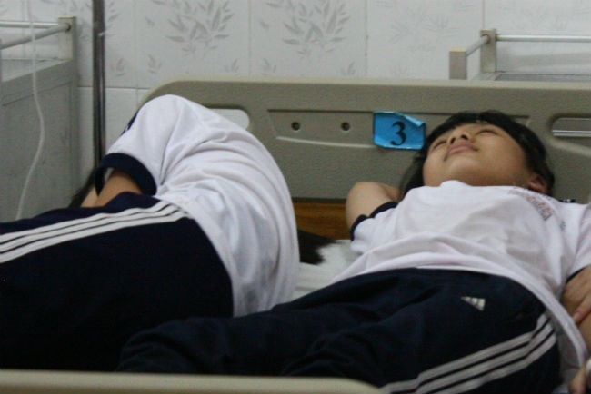 An banh trang tron truoc truong, 14 hoc sinh nhap vien hinh anh