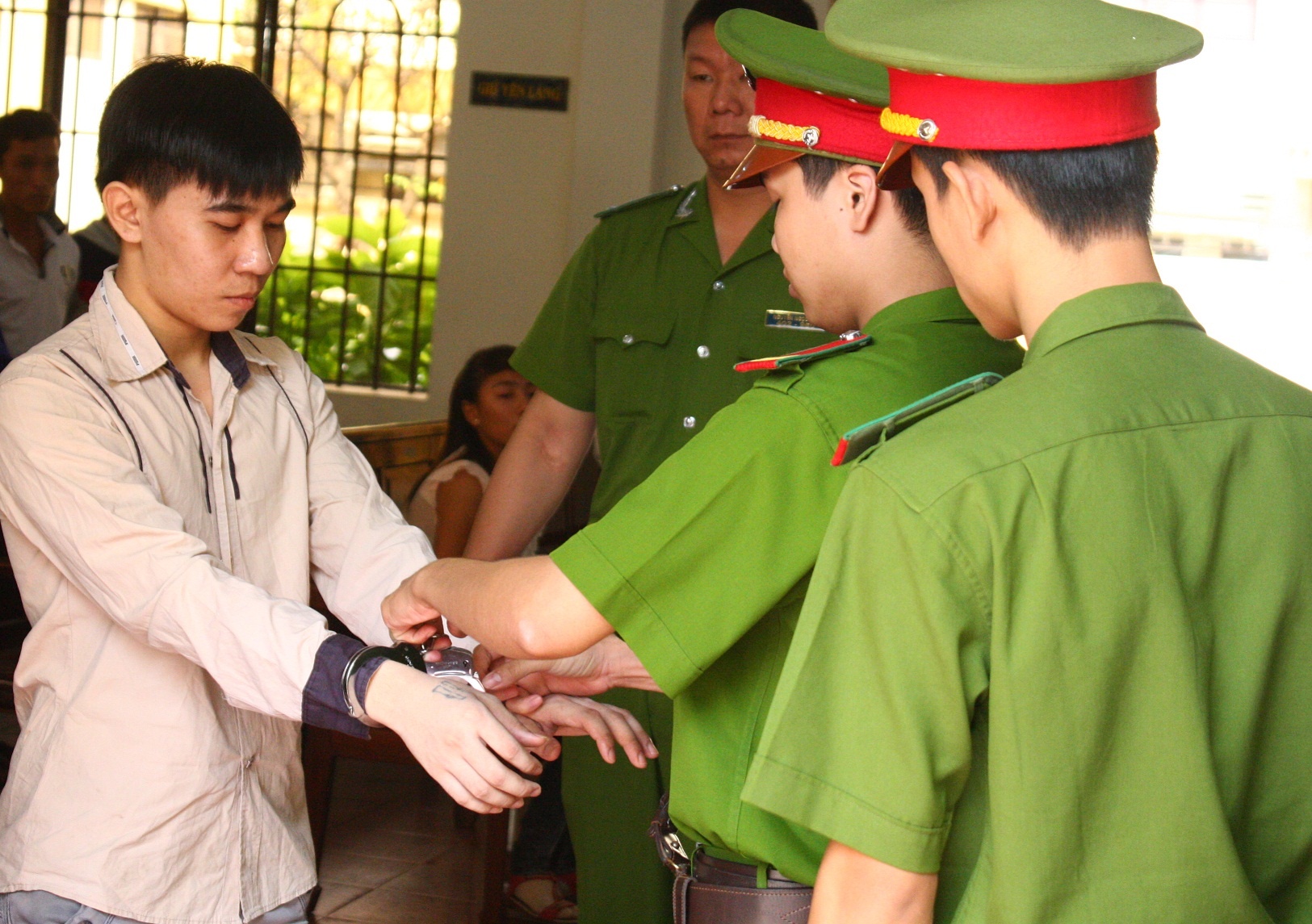 Dam chet anh trai vi dam sam so voi nguoi yeu minh hinh anh