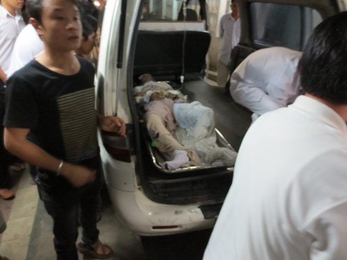 Nạn nhân trong vụ nổ thùng nấu thép được đưa đến bệnh viện cấp cứu. Ảnh: PLO. 