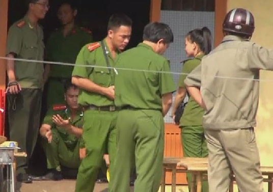 Cơ quan công an khám nghiệm hiện trường vụ án.