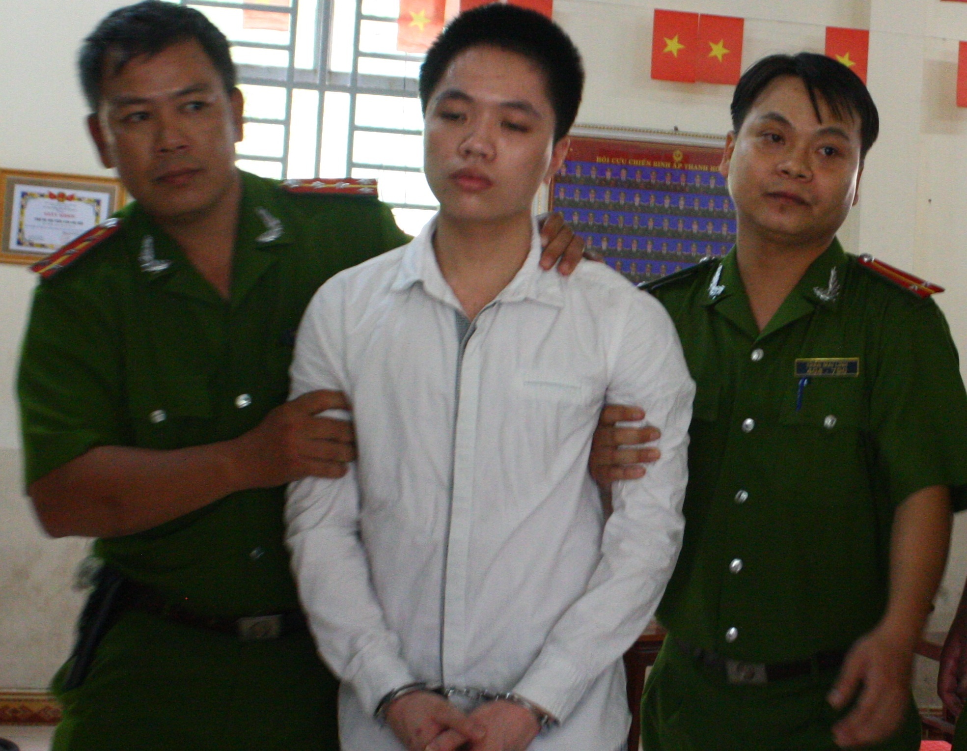 Cam 2 dao dam chet doi thu vi bi chui hinh anh