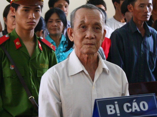 Mau thuan vi tieu bay, hai thanh nien bi ong gia dam chet hinh anh