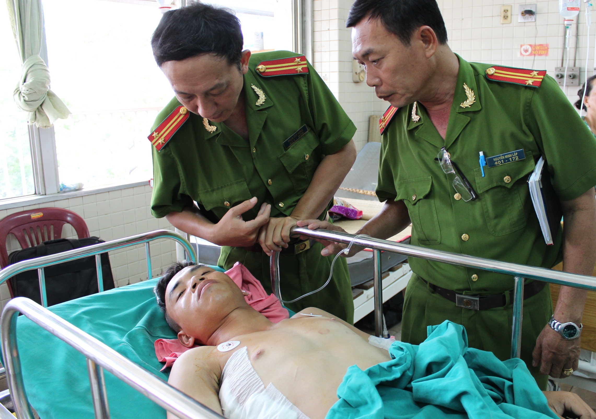 Đại diện công an TP Biên Hòa đến bệnh viện thăm hỏi, động viên bảo vệ Dương.