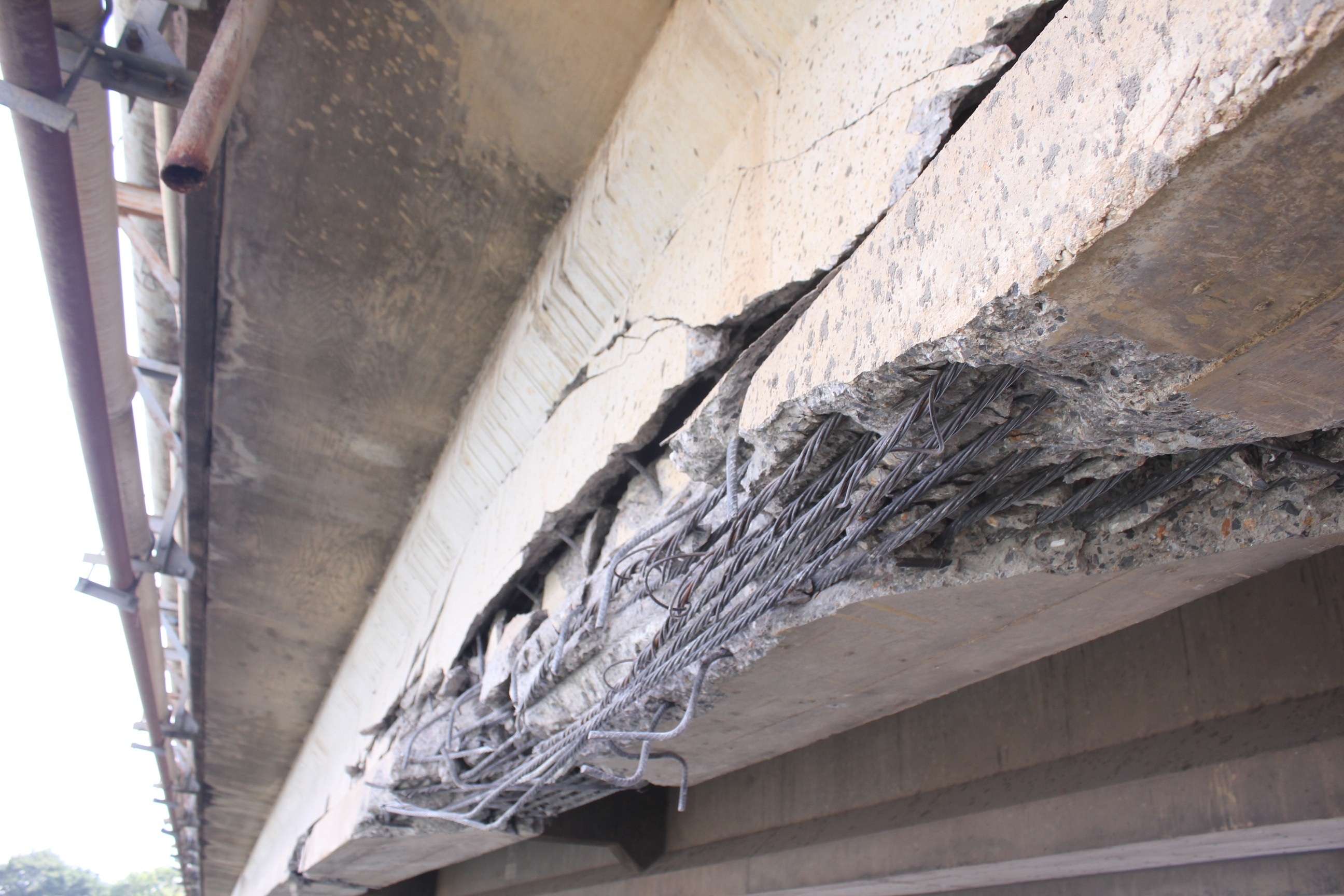 Cú tông mạnh của sà lan khiến dầm cầu bị vỡ. 