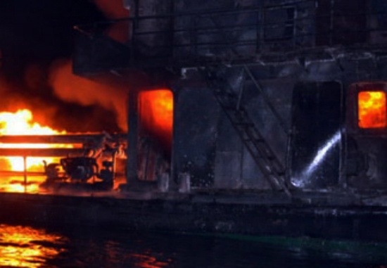 Tim thay 2 thi the trong tau cho dau boc chay o Dong Nai hinh anh