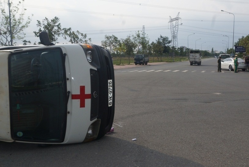 Hiện trường chiếc xe cứu thương lật nhào trên đường.