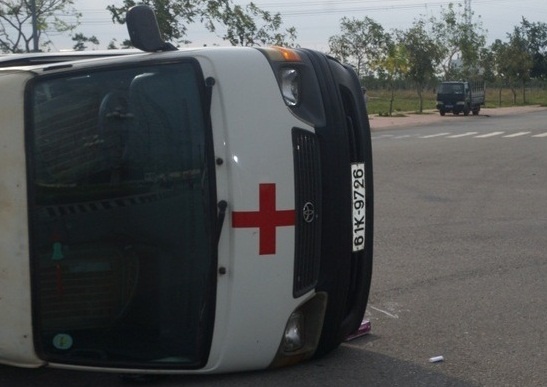 Xe cuu thuong lat nhao, 4 nguoi bi thuong hinh anh