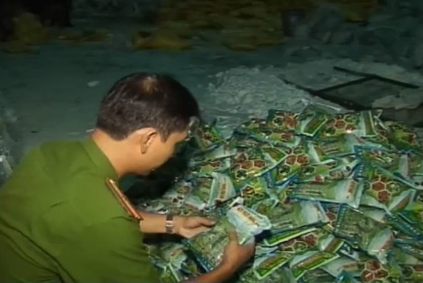 Bat qua tang mot co so lam gia 200 tan phan bon hinh anh