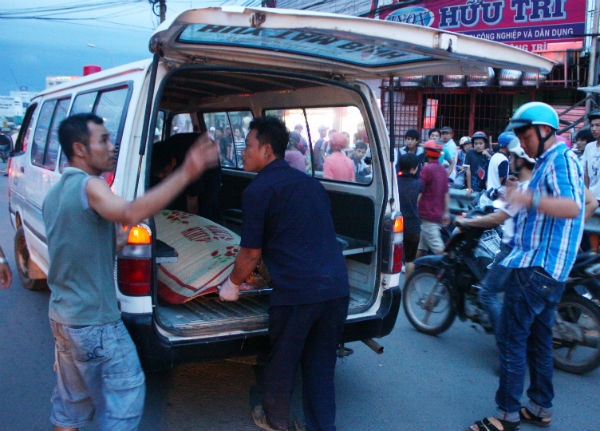 Vụ tai nạn nghiêm trọng đã khiến một người đàn ông đi xe máy chết tại chỗ, có ba người bị thương nặng được đưa đi cấp cứu và một số người khác bị trầy xước. có tới 6 chiếc xe máy bị hư hỏng nặng,