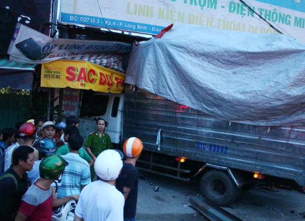 Vào lúc 17 giờ 40 phút ngày 17-5, một vụ tai nạn nghiêm trọng xảy ra ngay tại vòng xoay Tam Hiệp (phường Long Bình, TP Biên Hòa, Đồng Nai), chiếc xe tải tông hàng loạt xe máy trên đường khiến một người chết tại chỗ, ba người khác bị thương nặng.