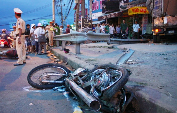 Xe tai gay tai nan lien hoan khien 1 nguoi chet, 3 bi thuong hinh anh