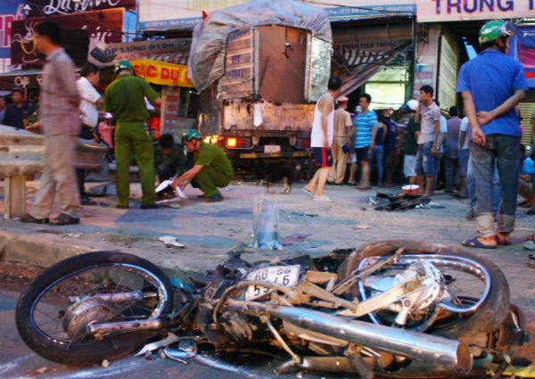 Vụ tai nạn nghiêm trọng đã khiến một người đàn ông đi xe máy chết tại chỗ, có ba người bị thương nặng được đưa đi cấp cứu và một số người khác bị trầy xước. có tới 6 chiếc xe máy bị hư hỏng nặng,