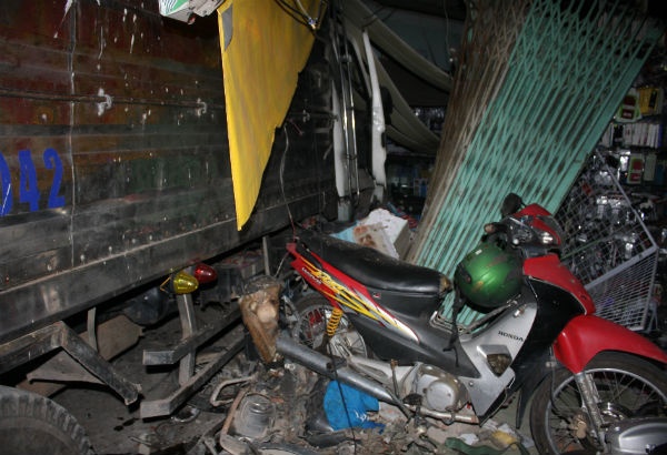 nhiều tài sản trong công ty Hòa Phát bị hư hỏng, khu vực bị ùn tắc nghiêm trọng.