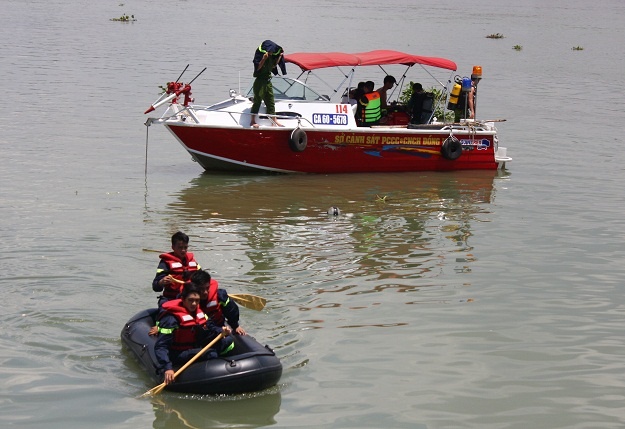 Mot nguoi dan ong nhay xuong song Dong Nai tu tu hinh anh